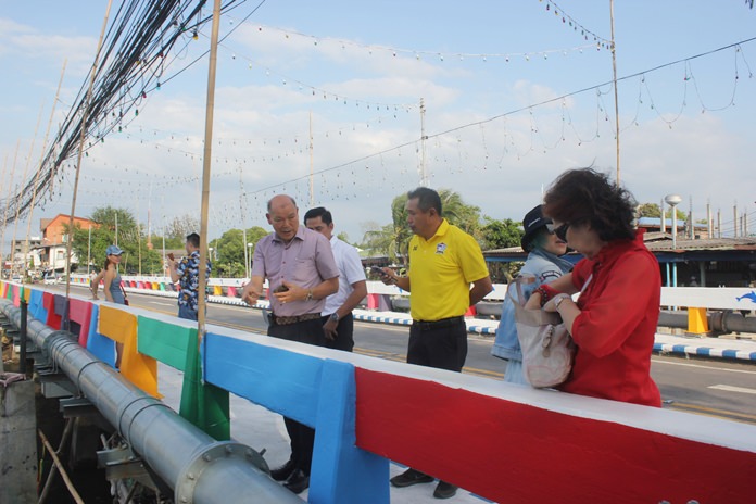 Deputy Mayor Banlue Kullavanijaya and deputies toured the refurbished Naklua long bridge, which now sports vibrant colors and new traffic lanes.