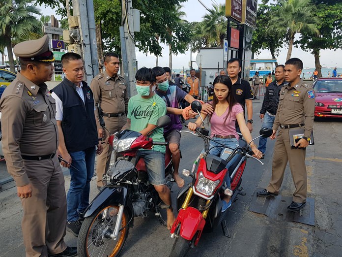 Naris Khunnean and Jaroonwittaya Sawadkit have been arrested for snatching a gold chain off Wipaporn Sonsomnuk on Thepprasit Road.