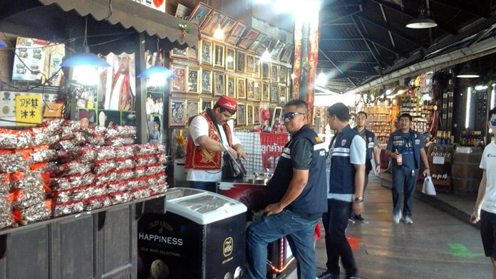 Immigration police said all foreigners working at the Pattaya Floating Market are doing so legally.