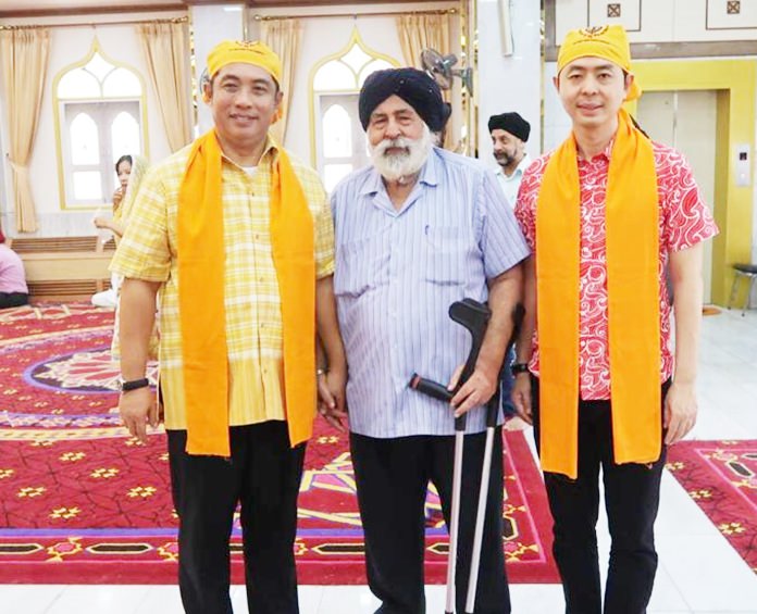 Amrik Singh Kalra (centre) most respected Chairman of the Sikh and Indian community of Pattaya greets Mayor Sonthaya Khunplome (left) and Deputy Mayor Poramet Ngampiches (right). 