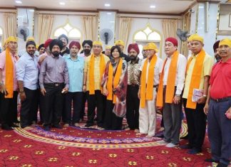 Mayor Sonthaya and his entourage pose for a photo with members of the Sikh community.