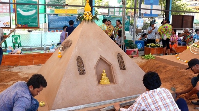 Residents from 9 Nong Plalai villages brought equipment, tools, and flowers to decorate their sand pagodas at Wat Nongkedyai.