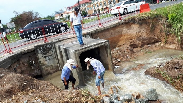 Pattaya workers put in a box culvert on the east side of the railway-parallel road at Soi Nong Krabok. They also cleaned up sewers and sucked out drainage pipes to prepare for rainy season.