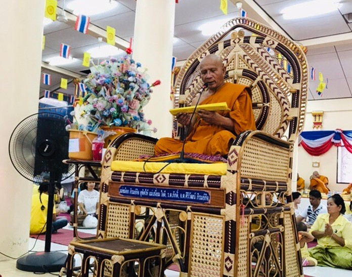 Pra Kru Pisanjariyakorn Lekathamma, Abbot of Wat Thamsamakee, South Pattaya provides pilgrims with a Visakha Bucha sermon.