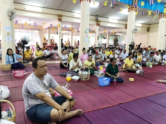 Many worshippers turned out to make merit at Wat Thamsamakee.