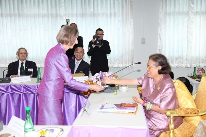 HRH Princess Maha Chakri Sirindhorn bestows a plaque of honor to Dr Margret Deter.