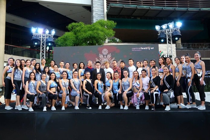 Sixty Miss Universe Thailand contestants pose for a group photo with city leaders at the beginning of the event.