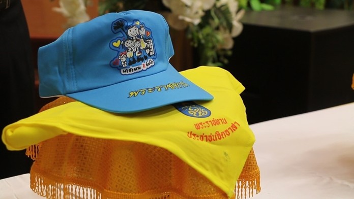 More than 500 Pattaya-area residents received royal caps and scarves for volunteering to work at HM the King’s coronation in May.