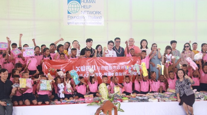 Rattanachai Sutidechanai and his family were joined by Chinese friends from the Tourist Assistance Center to host lunch and donate necessities to the Child Protection and Development Center.