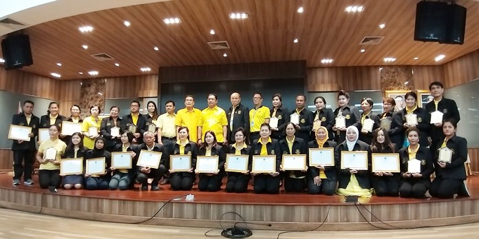 Thirty-two Pattaya residents and organizations were recognized for their community service efforts and adaptation of the kingdom’s “sufficiency economy” philosophy.