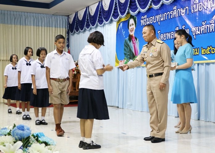 Vice Adm. Chumsak Nakwijit presents scholarships to deserving students.