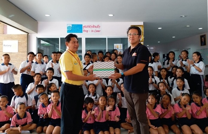 Khun Siromes Akarapongpanich, Asst. Director of HHNFT welcomed teachers and Grade 6 students from Darasamuth School, Sri Rach to perform activity about using moral to lead way of life at Drop-In Center/ASEAN Learning Center, Central Pattya and to make contribution to HHNFT to support in the shortage. 