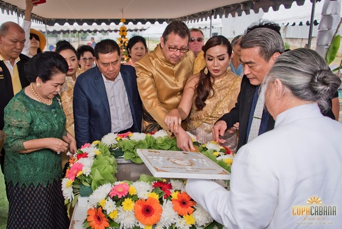 Phra Maharaj Sri Visuthikun, current president of the Provost Brahmin, along with Pattaya Deputy Mayor Ronakit Ekasingh, deputy prime minister of Thailand, Gen. Pracha Promnok, and Copacabana Beach Jomtien directors Kasina Thammasuwan, Rolf Wilhelm Haupt, and Manfred Wu perform the Brahmin foundation stone laying ceremony.