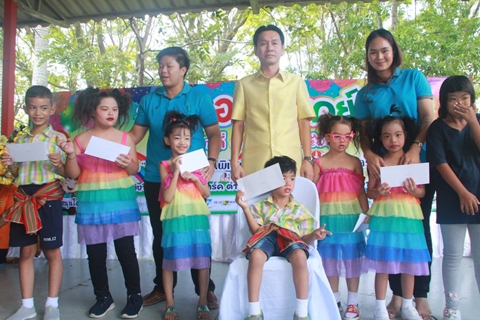 Banglamung District Chief Amnart Charoensri presents scholarships to the pretty dancers.