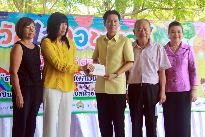 Representatives of the local community make a donation for children’s scholarships.