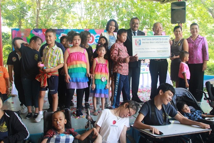 The Pattaya Sports Club donates 20,000 baht.