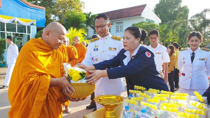 In Sattahip, Sattahip District Officer Anucha Intasorn leads government officers from 30 organizations to perform alms offerings of rice and dried foods to 89 monks from 9 temples.