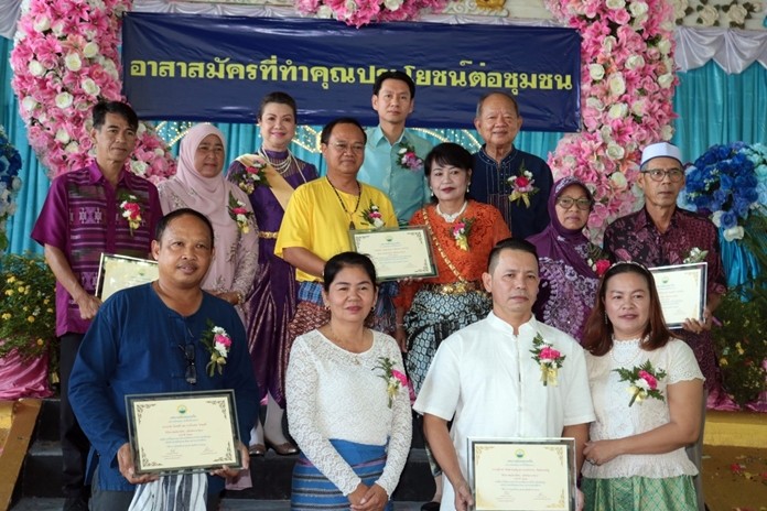 Government officials from Nongprue Municipality honored community volunteers on the 3rd “Pinto Love - Thai Volunteers Day” Oct. 21.