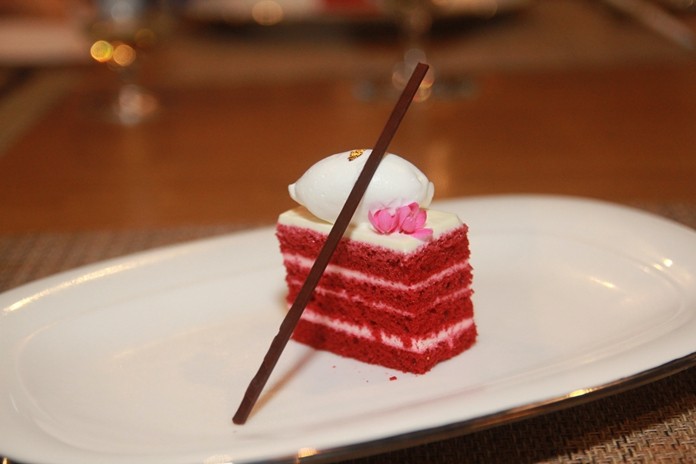 Sweets, such as various cakes, suitable to be served with Lowland.