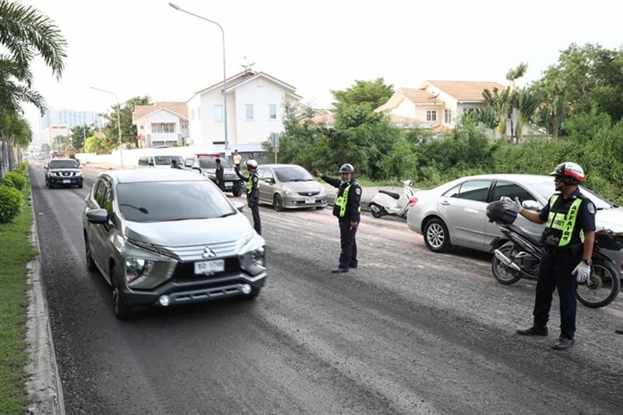 Officials warn drivers of the construction and keep the traffic flow on Jomtien 2nd road