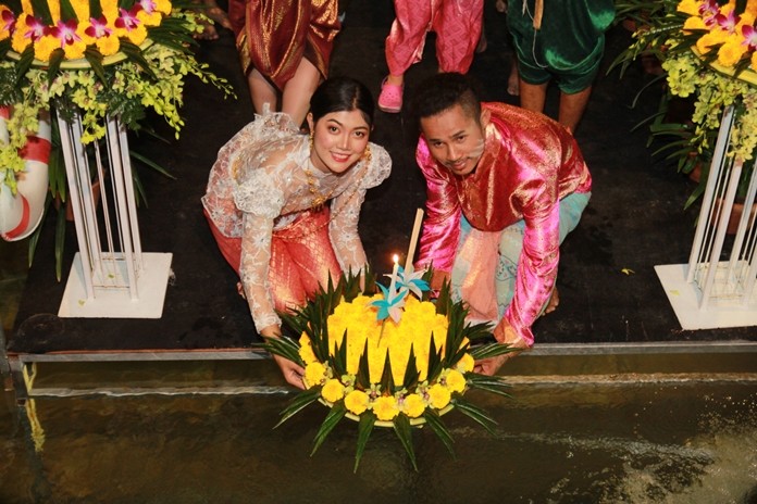 Thailand’s night of love was filled with color and music as Pattaya celebrated Loy Krathong. Thousands of people flocked to Pattaya and Jomtien beaches and lakes to set free their floating flower, incense and candle krathongs with wishes for romance and good fortune. Shown here, a loving couple floats their krathong at the Centara Grand Mirage Beach Resort in Wong Amat.