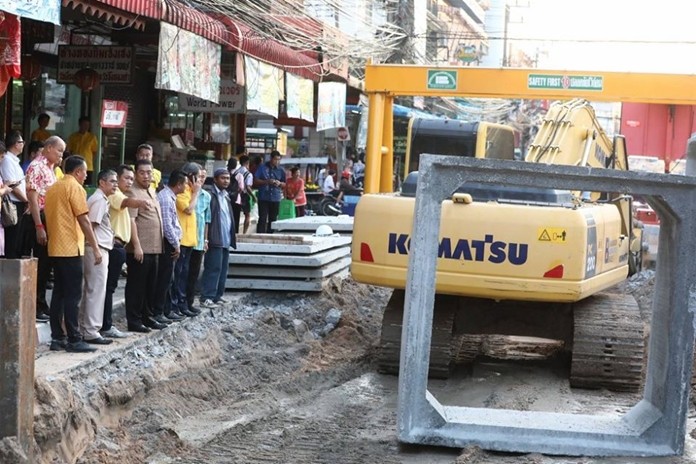 Mayor Sonthaya Kunplome, city engineers and community leaders toured the roadwork on Naklua’s Sawangfa Road and expect it to wrap in mid-to-late December.