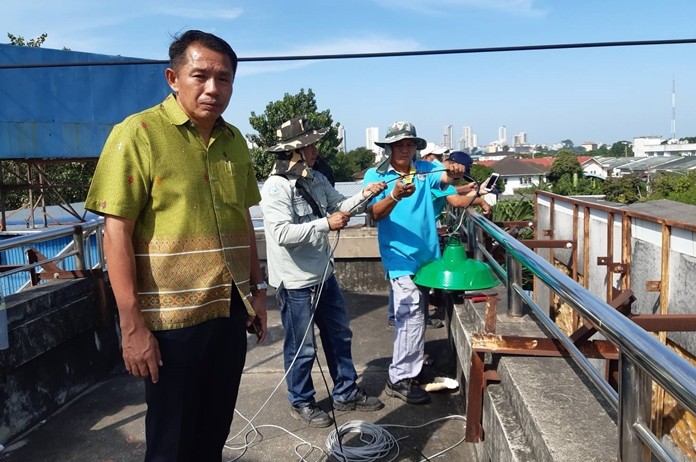 Assistant City Manager Passakorn Usomboon led engineers to install lights at the overpass over Sukhumvit Road at Soi Tonkrabok 33.