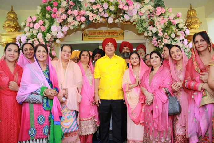 Mayor Sonthaya poses for a photo with the lovely Sikh ladies.