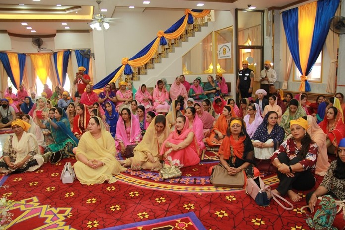 The Sikh lady’s congregation await the arrival of the dignitaries.