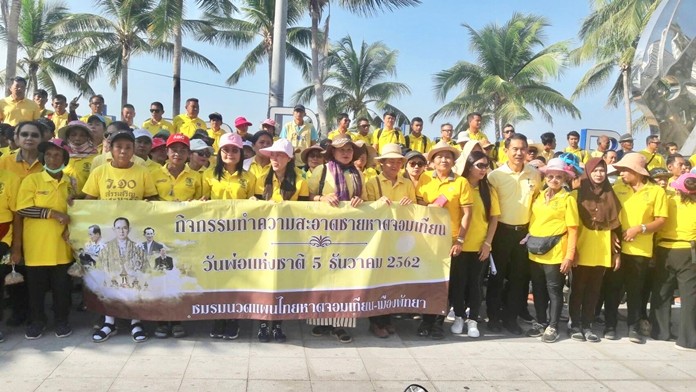 Locals, business owners, tourists and members of the Thai Traditional Club take part in the Father’s Day cleanup event at Jomtien Beach.