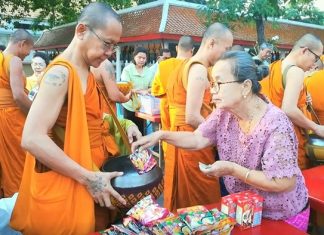 At Chaimongkol Temple, Thais and foreigners alike offered alms of rice and dried food to 50 monks.