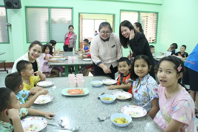 Public Relations Manager Deeda Panchita Rungwimolrat, Public Relations Officer Beena Orawan Tunanta, and Centara Grand Mirage staff take good care of the children.