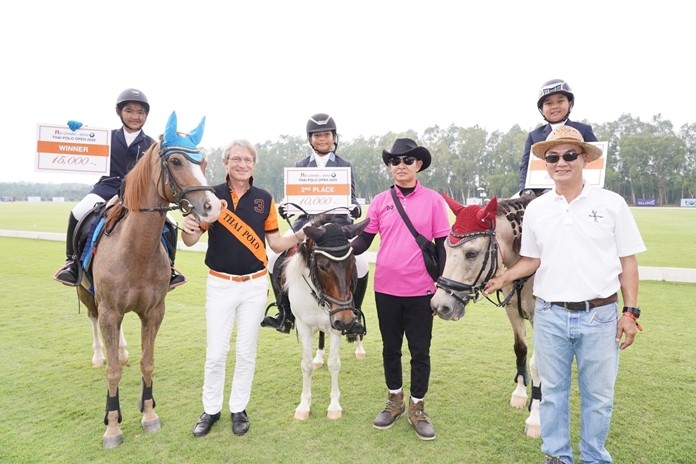 Dr. Harald Link, president of the B.Grimm Group and the Thailand Equestrian Federation, congratulates the Show Jumping winners.