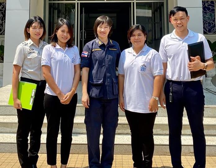 HHNFT Drop-In Center Manager Pirun Noyimjai led a team of counselors from the Human Help Network Foundation to help female inmates at the Pattaya Remand Prison readjust to life on the outside.