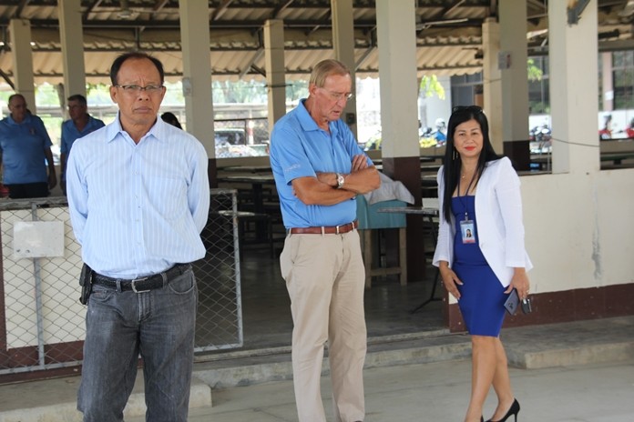 Willem Lasonder and Noi Emmerson contemplate further assistance to the school.