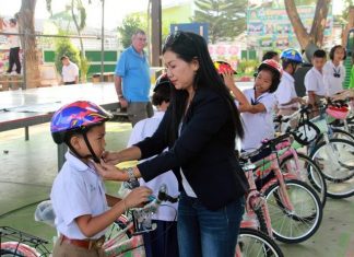 Welfare Chairwoman Noy Emerson emphasizes children must wear helmets, otherwise police will catch them.