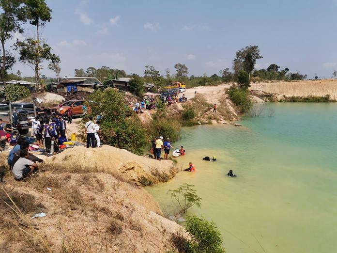 Divers took two hours to find and recover the body of Surachai Jungsuk, 40, from the six-meter-deep lake on Soi Nong Maikaen 17.