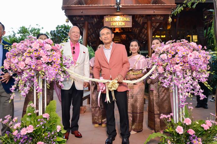 Dr Sunya Viravaidya looks extremely happy as Privy Councillor Gen. Paiboon Khumchaya cuts the ribbon to officially open Sun Sabella.