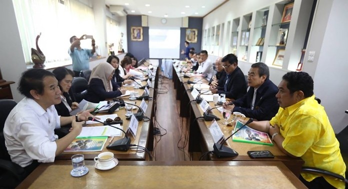 EEC Secretary Knit Sangsuwan (front left), commission members and advisors, met with Mayor Sonthaya Kunplome and his top deputies to discuss the Covid-19 coronavirus, tourism projects and infrastructure.