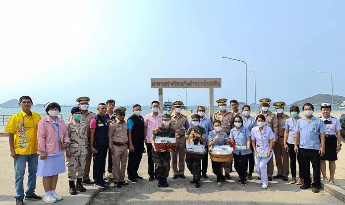 Vice Adm. Thani Kaewkao, director-general of the Naval Civil Affairs Department, and representatives from the ministries of Interior and Public Health and the Chonburi Provincial Administration Organization walked through the community passing out 500 hygiene masks.