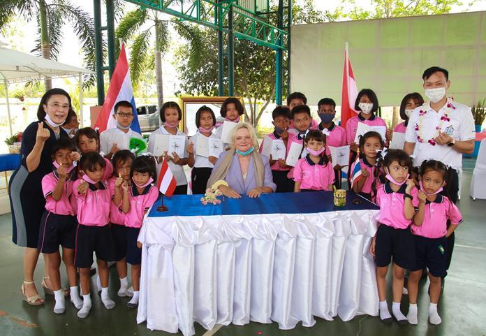 Dr. Eva Hager, Austrian Ambassador to Thailand, gives children signed copies of the book “The Grandma in the Apple Tree”.
