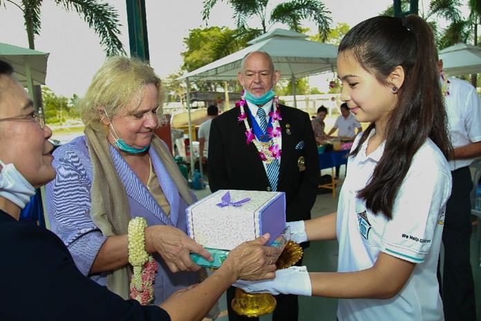 Nong Polly, CPDC’s representative, presents a souvenir to H.E. the Austrian Ambassador to Thailand, Dr. Eva Hager.