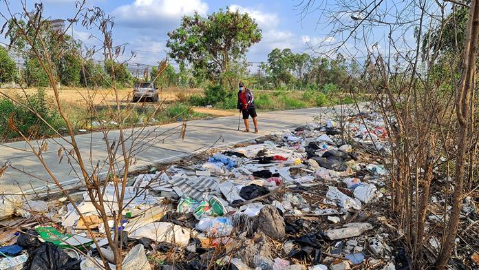 Najomtien residents want police to crack down on the illegal dumping of garbage along a local access road.