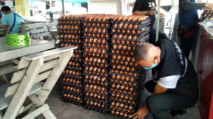 Officials from the Ministry of Commerce have inspecta chicken egg farm in Nakhon Sawan, in allegation of selling eggs at unreasonably high prices.