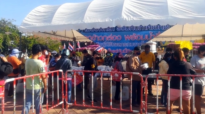 Pattaya City Hall is distributing 1,000 boxed meals to the city’s poor and unemployed every day until the end of the month.