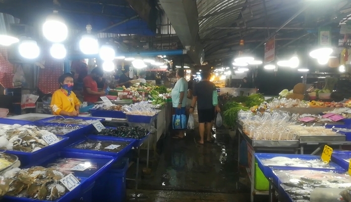 Lan Po Market on the weekends is usually rife with the smell of sizzling shrimp and squid, but under Pattaya’s coronavirus lockdown, business has slipped off the hook.