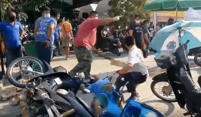 An impatient and near-sighted driver who tried to overtake another car on in the left lane on Soi Chaiyapornwithi 27 crashed into six parked bikes he didn’t see.