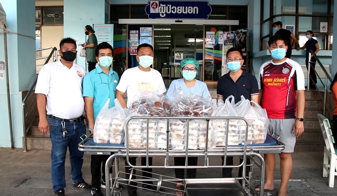 Former Pattaya mayor Niran Watttanasartsathorn and Pattaya City Councilor Sinchai Wathanasartsathorn together with other city hall officials bring food for distribution to the medical staff at Banglamung Hospital.