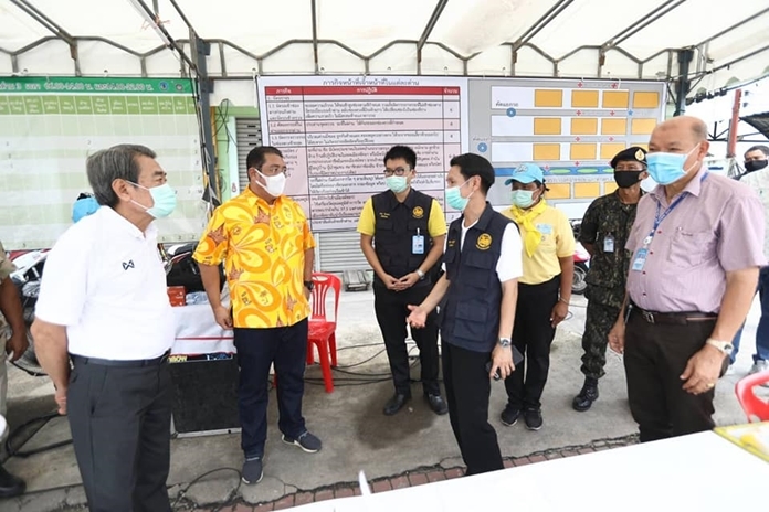 Banglamung District Chief Amnart Charoensri and Pattaya Mayor Sonthaya Kunplome thanked workers at all eight checkpoints before shutting them down May 4.