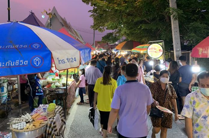 The Rim Khong Walking Street in Nong Khai province market is seen lively again on Sunday.